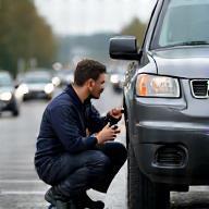 Mechanic providing breakdown roadside assistance